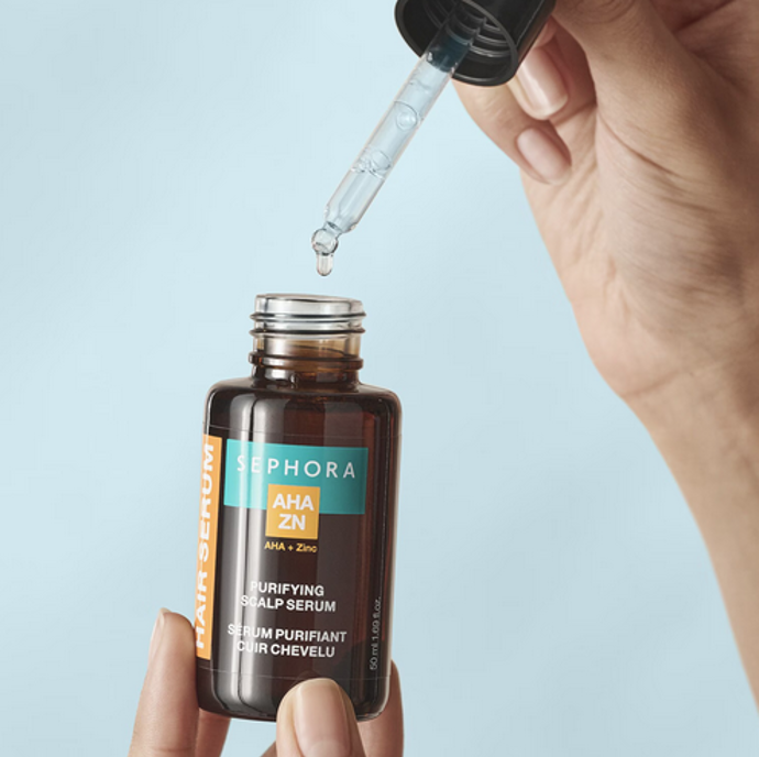 Sérum obohacené o AHA a zinek obsahující 96 % složek přírodního původu exfoliuje, čistí a obnovuje rovnováhu mastné vlasové pokožky. 490 Kč
