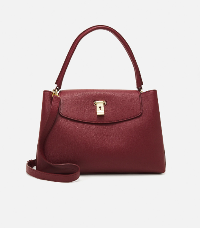 Kabelka bordó, BALLY, 38000 Kč.
Kabelka bordó, BALLY, 38000 Kč.