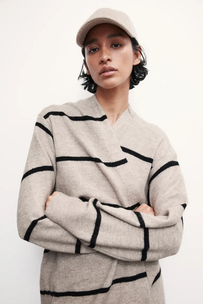 Dlouhý propínací svetr, 479 Kč

V rámci Dnů Marianne nabízí H&M slevu 20 %.
