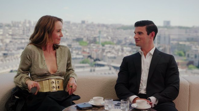 Styl Sylvie ze seriálu Emily in Paris
