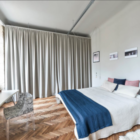 Historické zdivo a moderní design v srdci Starého Města: Pražský byt jako znovuzrozený klenot

