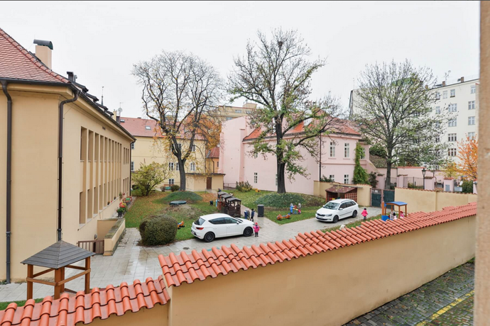 Historické zdivo a moderní design v srdci Starého Města: Pražský byt jako znovuzrozený klenot
