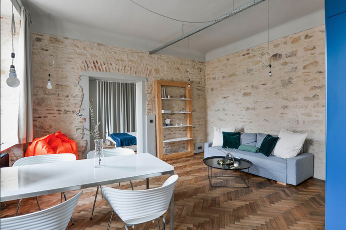 Historické zdivo a moderní design v srdci Starého Města: Pražský byt jako znovuzrozený klenot
