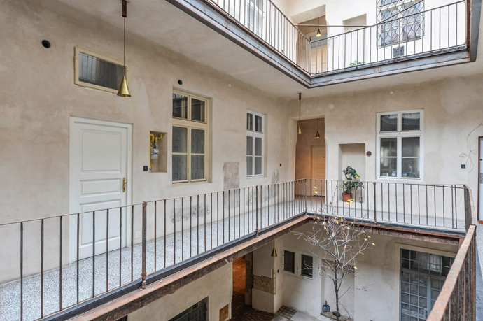 Historické zdivo a moderní design v srdci Starého Města: Pražský byt jako znovuzrozený klenot
