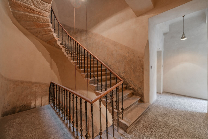 Historické zdivo a moderní design v srdci Starého Města: Pražský byt jako znovuzrozený klenot
