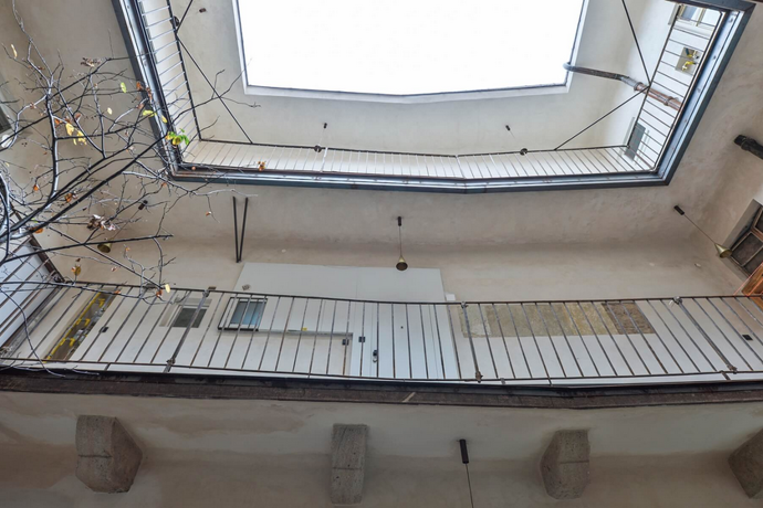 Historické zdivo a moderní design v srdci Starého Města: Pražský byt jako znovuzrozený klenot
