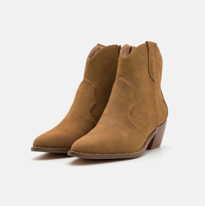 Sako, WEEKEND MAXMARA, 9400 Kč.
Sako, WEEKEND MAXMARA, 9400 Kč.