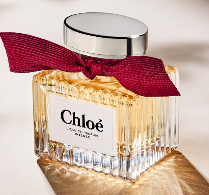 L'Eau de Parfum Intense, 50ml za 3 270 Kč

V parfémované vodě L'Eau de Parfum Intense se snoubí sofistikovaná růže s bohatým zastoupením jemných dřevin. Vrací se k ikonické květině Chloé, která je v této vůni plná nuancí, bujná, smyslná a silnější než kdykoli předtím – je to symbol silné, inspirativní ženskosti Chloé.
