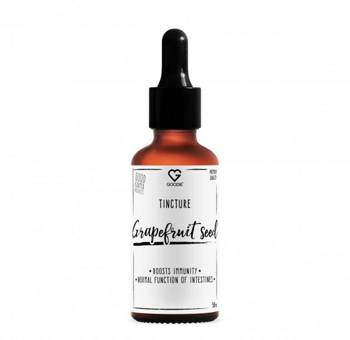 Grapefruitová jadérka jsou výjimečně bohatým zdrojem hned několika aktivních látek. Obsahují především vitamíny, které podporují správnou funkci imunitního systému (vitamin C) a přispívají k ochraně buněk před oxidativním stresem (vitamin E), nebo významné antioxidanty, například jeden z nejsilnějších - flavonoid naringin. Díky svým ceněným vlastnostem se využívají v lidovém léčitelství jako „přírodní antibiotikum“ při akutních i chronických zánětech, a samotný extrakt z grapefruitových jader vykazuje inhibiční působení proti více než 800 druhům bakterií a virů. 219 Kč
