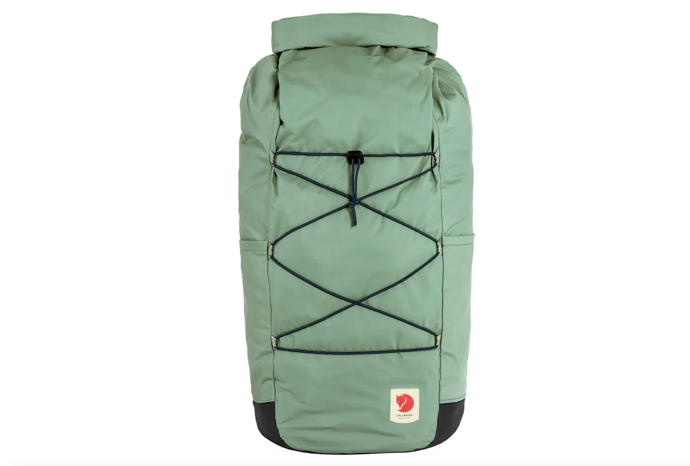 Lehký a nepromokavý batoh s podlepenými švy – High Coast Rolltop 26 je ideální na menší výlety v přírodě. Rolovací zavírání chrání vaše vybavení. Věci, které chcete mít po ruce, můžete uložit do bočních kapes nebo malé kapsy na zip. 3290 Kč
