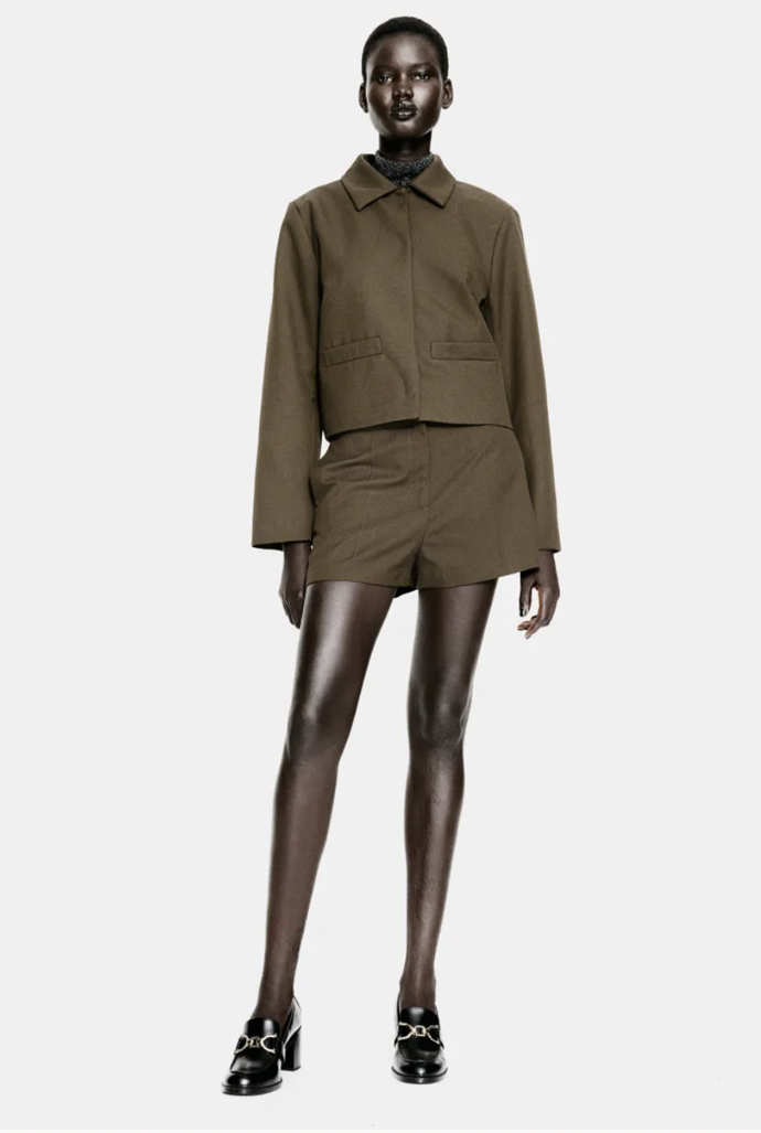 Elegantní khaki šortky s vysokým pasem, H&M, 599 Kč
Elegantní khaki šortky s vysokým pasem, H&M, 599 Kč