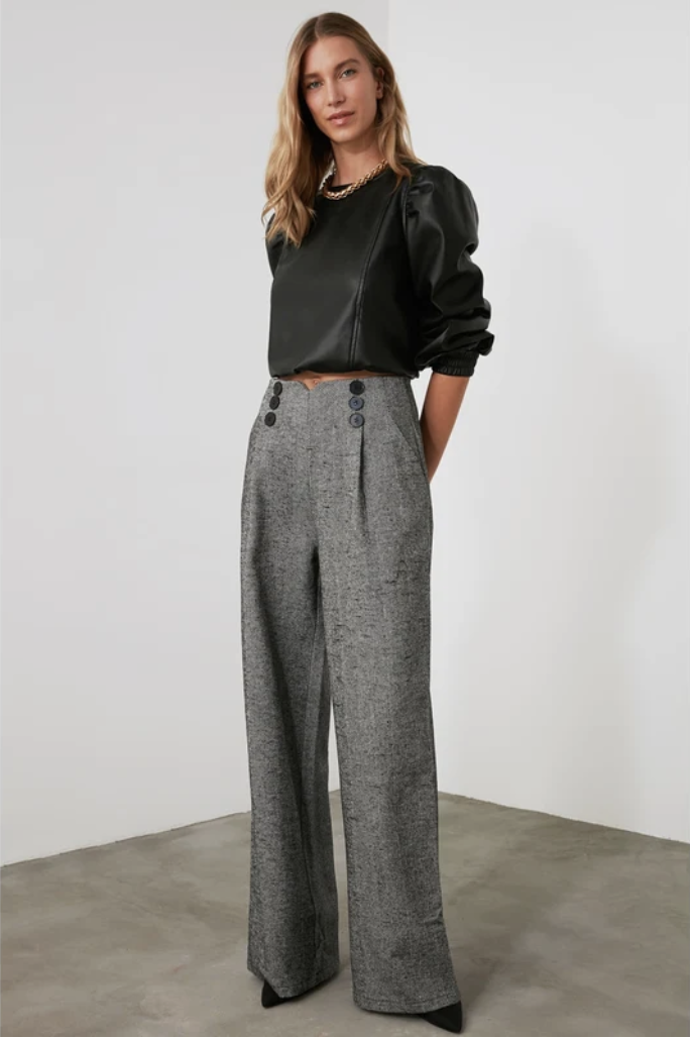 Trendyol Collection, šedé široké kalhoty, 225 Kč
Trendyol Collection, šedé široké kalhoty, 225 Kč