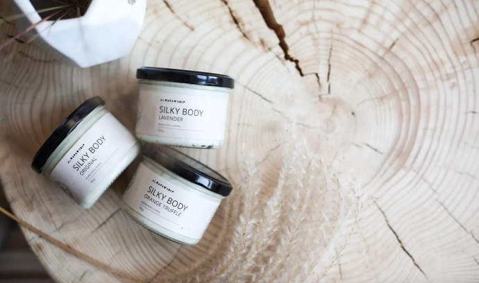 Veganské šlehané máslo na tělo obsahuje rostlinné oleje a másla – bio bambucké máslo, meruňkový olej lisovaný za studena, kakaové máslo a bio a fair trade kokosový olej, díky nimž bude pokožka po použití sametově hladká, vláčná a vyživená. Dále je obohaceno o macerát ve slunečnicovém oleji z bylinek – růže, popence, levandule a měsíčku, které jsou známé svými pečujícími a regeneračními účinky. Složení doplňuje úžasný a v tělové kosmetice ne tolik běžný olivový skvalan, který pokožku hydratuje, chrání před vnějšími vlivy a zajišťuje antioxidační působení. 449 Kč
Veganské šlehané máslo na tělo obsahuje rostlinné oleje a másla – bio bambucké máslo, meruňkový olej lisovaný za studena, kakaové máslo a bio a fair trade kokosový olej, díky nimž bude pokožka po použití sametově hladká, vláčná a vyživená. Dále je obohaceno o macerát ve slunečnicovém oleji z bylinek – růže, popence, levandule a měsíčku, které jsou známé svými pečujícími a regeneračními účinky. Složení doplňuje úžasný a v tělové kosmetice ne tolik běžný olivový skvalan, který pokožku hydratuje, chrání před vnějšími vlivy a zajišťuje antioxidační působení. 449 Kč