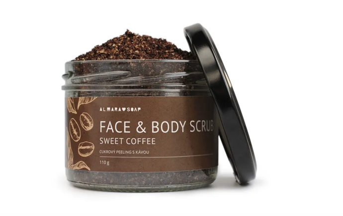 Kávový scrub pomáhá odstraňovat odumřelé kožní buňky a čistí póry. Po použití zanechává pokožku vyhlazenou a hebkou. Sweet Coffee má základ z bio mleté kávy a bio třtinového cukru a je obohacený o bio bambucké máslo a mandlový a slunečnicový olej. Při použití tak scrub "nedrhne", ale po pokožce hezky klouže, a ta zůstane po opláchnutí vyživená a promaštěná. Není tedy třeba používat tělové mléko či olej. Scrub neobsahuje žádnou parfemaci, voní jako čerstvě namletá káva - tuto vůni zanechává i dlouho na kůži. Díky obsaženým olejům je vhodný především pro suchou a zralou pokožku i na peeling obličeje. Je vhodný i pro senzitivní pokožku. 269 Kč
Kávový scrub pomáhá odstraňovat odumřelé kožní buňky a čistí póry. Po použití zanechává pokožku vyhlazenou a hebkou. Sweet Coffee má základ z bio mleté kávy a bio třtinového cukru a je obohacený o bio bambucké máslo a mandlový a slunečnicový olej. Při použití tak scrub "nedrhne", ale po pokožce hezky klouže, a ta zůstane po opláchnutí vyživená a promaštěná. Není tedy třeba používat tělové mléko či olej. Scrub neobsahuje žádnou parfemaci, voní jako čerstvě namletá káva - tuto vůni zanechává i dlouho na kůži. Díky obsaženým olejům je vhodný především pro suchou a zralou pokožku i na peeling obličeje. Je vhodný i pro senzitivní pokožku. 269 Kč