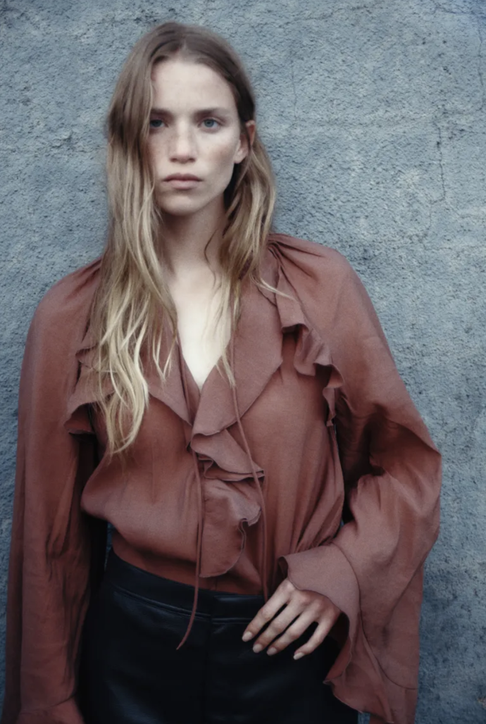 Halenka s volánky, H&M, 959 Kč

