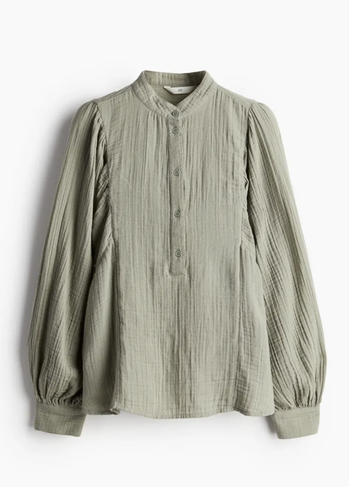 Mušelínová halenka s netopýřím rukávem, H&M, 669 Kč
