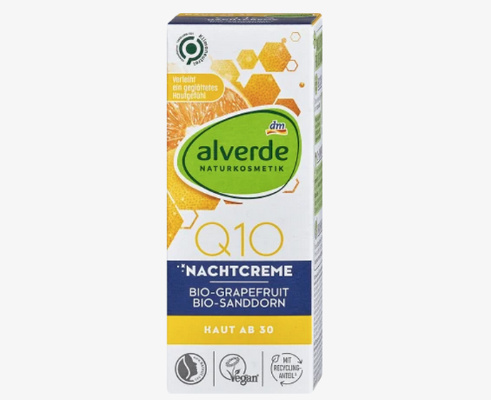 Q10 pleťový noční krém s výtažkem z grapefruitu, rakytníkovým olejem, přírodním koenzymem Q10, výtažkem z bio grapefruitu, bio rakytníkovým olejem a bio výtažkem z aceroly zásobuje pokožku přírodním vitamínem C. Složení s makadamiovým olejem a kakaovým máslem napomáhá k regeneraci pokožky během noci, redukuje první známky vrásek a působí proti předčasnému stárnutí pokožky. Krém s antioxidačním účinkem chrání pokožku před negativními vlivy životního prostředí a dodává jí intenzivní hydrataci. 89,90 Kč
Q10 pleťový noční krém s výtažkem z grapefruitu, rakytníkovým olejem, přírodním koenzymem Q10, výtažkem z bio grapefruitu, bio rakytníkovým olejem a bio výtažkem z aceroly zásobuje pokožku přírodním vitamínem C. Složení s makadamiovým olejem a kakaovým máslem napomáhá k regeneraci pokožky během noci, redukuje první známky vrásek a působí proti předčasnému stárnutí pokožky. Krém s antioxidačním účinkem chrání pokožku před negativními vlivy životního prostředí a dodává jí intenzivní hydrataci. 89,90 Kč