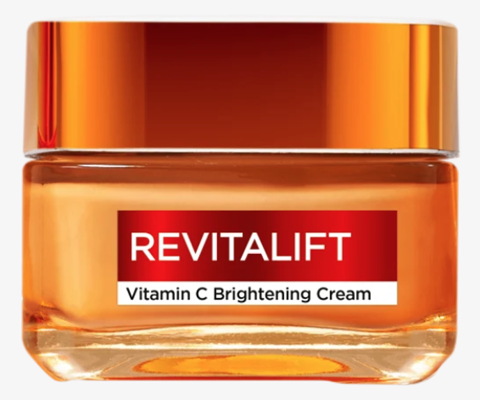 Bojujte proti prvním známkám stárnutí pleti s denním pleťovým krémem Vitamín C obohaceným o účinné aktivní látky pro okamžité rozjasnění pleti, sníženou viditelnost pórů a jemných vrásek. Revitalift denní pleťový krém Vitamín C obsahuje silné spojení aktivních látek v podobě vitamínu C, který pomáhá redukovat mdlý vzhled pleti a známky stárnutí pleti. Kyselina salicylová je exfoliační látka, která pomáhá snižovat viditelnost pórů a vyhlazuje texturu pleti. Světlo odrážející pigmenty okamžitě rozjasňují tón pleti a podporují její zdravý vzhled. 379 Kč
Bojujte proti prvním známkám stárnutí pleti s denním pleťovým krémem Vitamín C obohaceným o účinné aktivní látky pro okamžité rozjasnění pleti, sníženou viditelnost pórů a jemných vrásek. Revitalift denní pleťový krém Vitamín C obsahuje silné spojení aktivních látek v podobě vitamínu C, který pomáhá redukovat mdlý vzhled pleti a známky stárnutí pleti. Kyselina salicylová je exfoliační látka, která pomáhá snižovat viditelnost pórů a vyhlazuje texturu pleti. Světlo odrážející pigmenty okamžitě rozjasňují tón pleti a podporují její zdravý vzhled. 379 Kč