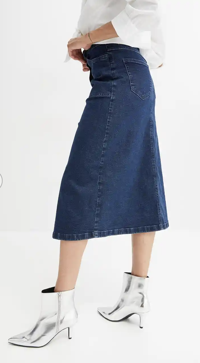 Midi džínová sukně s knoflíkovou légou, Bonprix, 499 Kč

