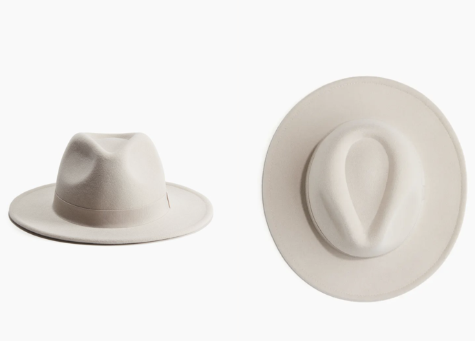 Plstěný klobouk ve světle béžové a černé barvě, H&M, 429 Kč
