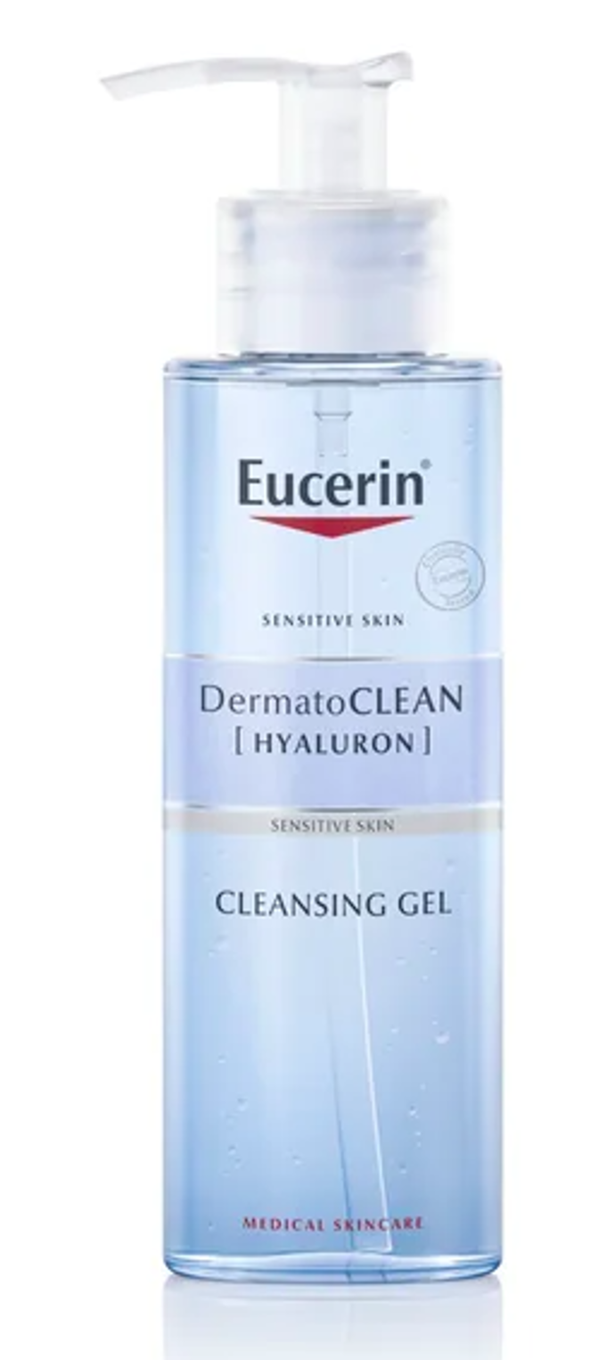 Eucerin DermatoCLEAN čisticí pleťový gel (200 ml, 345 Kč)

Jemný, ale účinný čisticí pleťový gel pro normální až smíšenou pleť. Odstraňuje nečistoty a make-up, aniž by pleť vysušoval. Vhodný pro každodenní použití i pro citlivou pleť. S tímto produktem neuděláte krok vedle.
