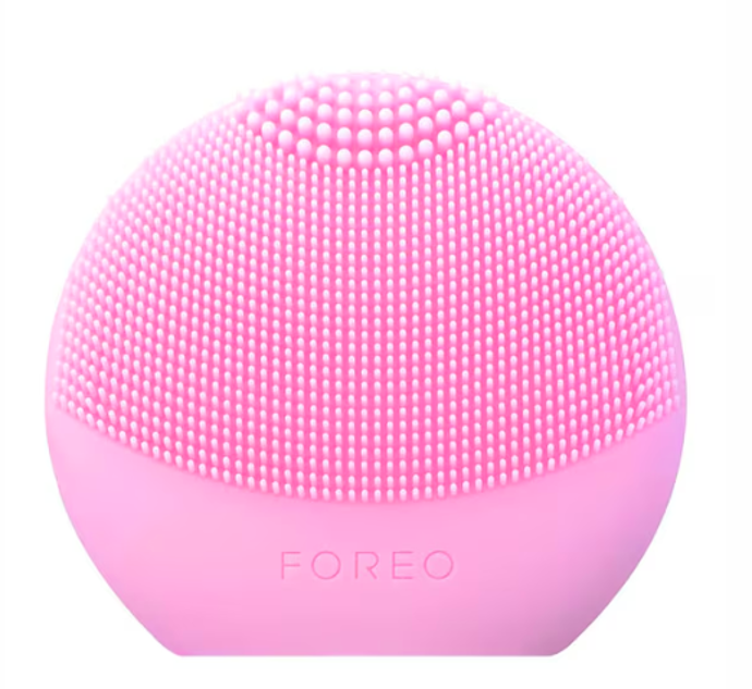 LUNA play smart 2, Foreo, 2350 Kč

Pokud chcete povýšit čištění pleti o úroveň výš, zařaďte do své rutiny používání některého z produktů švédské značky Foreo. Například tento roztomilý pomocník je v podstatě chytrý masážní a čisticí přístroj, který odstraňuje až 99,5% nečistot, kožního mazu, potu a zbytků make-upu a připravuje pokožku tak, aby lépe absorbovala aktivní složky z vašich oblíbených produktů péče o pleť. Kompaktní a lehké zařízení vyrobené z ultrahygienického silikonu se používá jednoduše a můžete si je vzít i na cesty. Koupíte například v Sephoře.
