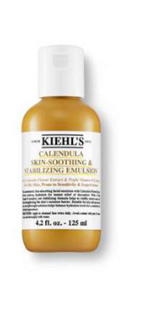 Pleťová emulze Calendula, Kiehl's (125 ml, 1680 Kč)

Nedávná novinka této oblíbené kosmetické značky mě nadchla. Je skvělá pro mastnější pleť se sklony k podráždění a funguje jako tonikum. Ideální je používat ji v kombinaci s čisticí pěnou stejné značky a řady. 
