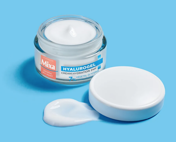 Hyalurogel Gel-Cream uvolňuje nepřetržitou 24hodinovou hydrataci a vyplňuje citlivou, dehydrovanou pleť. Jeho jedinečná osvěžující gelovo-krémová textura rychle proniká a zanechává pokožku okamžitě příjemnější, jemnější a plnější. Okamžitě hydratovaná a zklidněná pokožka je hladší a pevnější. Jemné linie vypadají redukovány, pleť konečně září zdravím a vitalitou. 299 Kč
Hyalurogel Gel-Cream uvolňuje nepřetržitou 24hodinovou hydrataci a vyplňuje citlivou, dehydrovanou pleť. Jeho jedinečná osvěžující gelovo-krémová textura rychle proniká a zanechává pokožku okamžitě příjemnější, jemnější a plnější. Okamžitě hydratovaná a zklidněná pokožka je hladší a pevnější. Jemné linie vypadají redukovány, pleť konečně září zdravím a vitalitou. 299 Kč