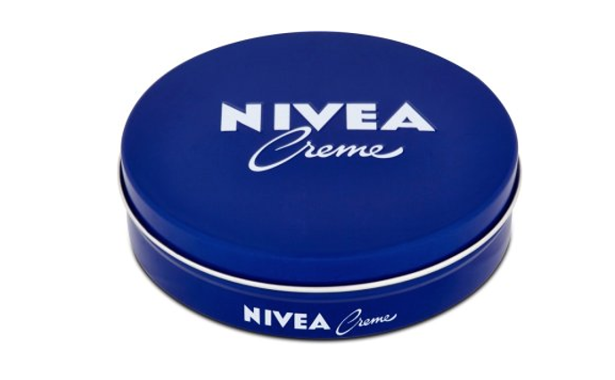 Univerzální krém Nivea Creme má skvělé vyživující a pečující vlastnosti a je vhodný i pro dětskou pokožku. Díky svému patentovanému složení s Euceritem krém pokožku dlouhodobě hydratuje a chrání ji před náročnými vnějšími vlivy. Zároveň zajišťuje, aby zůstala dlouhodobě vláčná a na pohled svěží. Zaručeně ho oceníte v jakémkoliv ročním období. 84 Kč
Univerzální krém Nivea Creme má skvělé vyživující a pečující vlastnosti a je vhodný i pro dětskou pokožku. Díky svému patentovanému složení s Euceritem krém pokožku dlouhodobě hydratuje a chrání ji před náročnými vnějšími vlivy. Zároveň zajišťuje, aby zůstala dlouhodobě vláčná a na pohled svěží. Zaručeně ho oceníte v jakémkoliv ročním období. 84 Kč