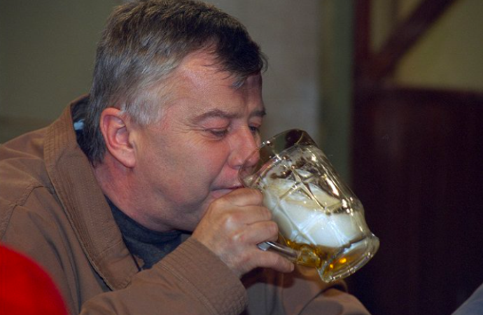 Záběry z oblíbeného seriálu Hospoda, který se natáčel v 90. letech
