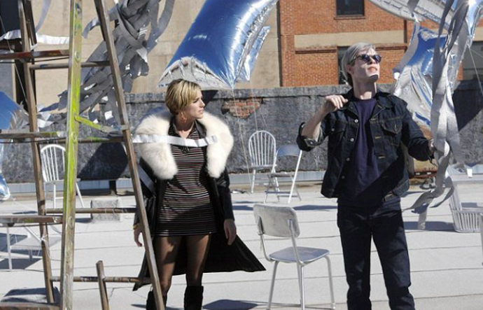 Záběry z filmu Factory Girl (Warholka), kde si roli Edie Sedgwick zahrála herečka Sienna Miller
