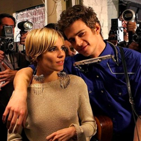 Záběry z filmu Factory Girl (Warholka), kde si roli Edie Sedgwick zahrála herečka Sienna Miller

