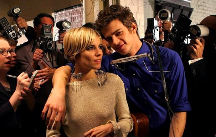 Záběry z filmu Factory Girl (Warholka), kde si roli Edie Sedgwick zahrála herečka Sienna Miller
