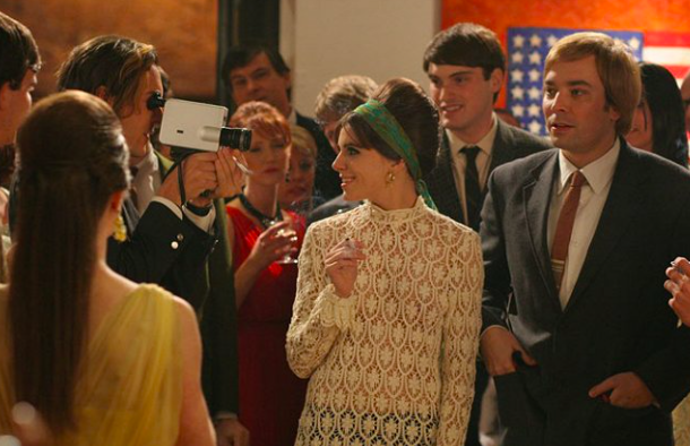 Záběry z filmu Factory Girl (Warholka), kde si roli Edie Sedgwick zahrála herečka Sienna Miller
