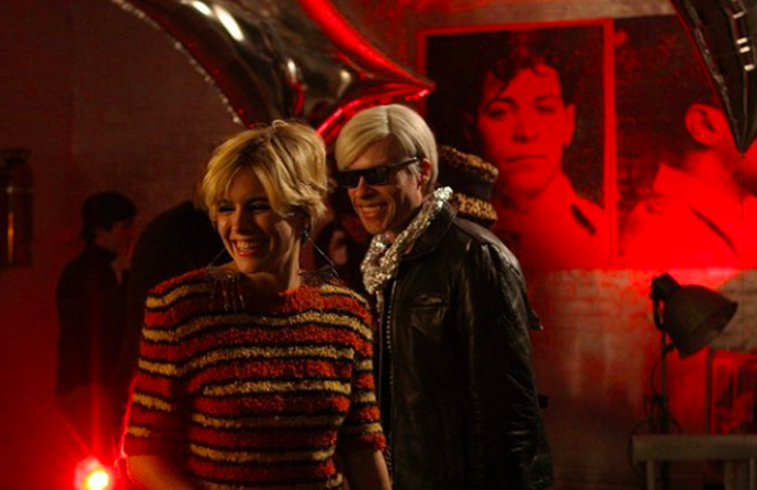 Záběry z filmu Factory Girl (Warholka), kde si roli Edie Sedgwick zahrála herečka Sienna Miller
