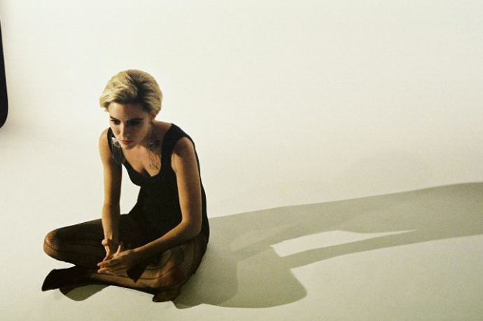Záběry z filmu Factory Girl (Warholka), kde si roli Edie Sedgwick zahrála herečka Sienna Miller
