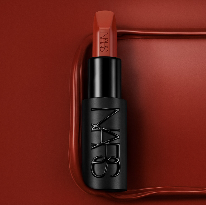 Dlouhotrvající rtěnka Explicit Lipstick dodá rtům čistou a pronikavou barvu s vícerozměrným saténovým efektem. Krémová rtěnka příjemně a lehce zahalí rty středním až plným krytím. 1020 Kč

