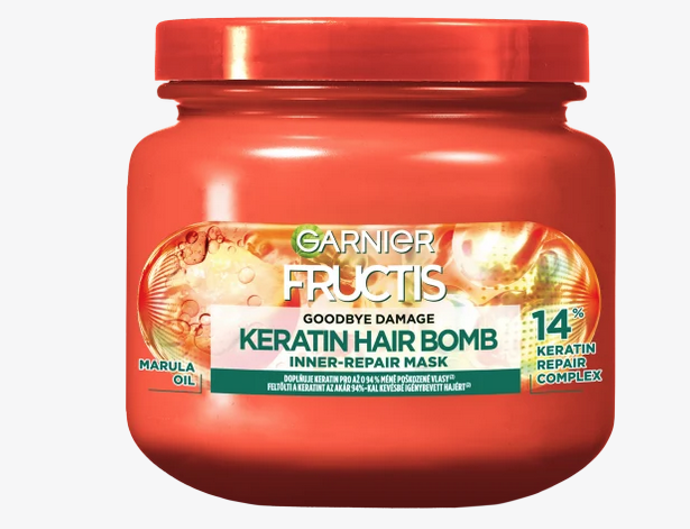 FRUCTIS maska na vlasy Goodbye Damage Keratin Hair Bomb s technologií 14% keratinového komplexu a s marulovým olejem doplňuje keratin pro až 94 % méně poškozených vlasů. Aktivní látka proniká až do hloubky 10 vrstev, intenzivně vyplňuje a posiluje vlasové vlákno. Vlasy jsou viditelně silnější a odolnější. Přináší až 2x méně roztřepených konečků, až 7x hebčí vlasy na dotek a až 10x odolnější vlasy. 139 Kč
