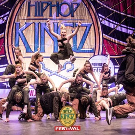 Tento populární taneční styl spojuje děti do skupin, tzv. crews, kde sdílí společnou vášeň pro tanec.
