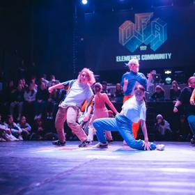 Každý tanečník si v něm najde to, co ho nejvíce oslovuje, protože street dance nabízí nekonečné možnosti pro osobní vyjádření.
