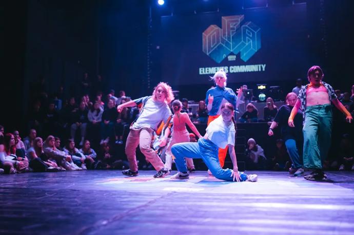 Každý tanečník si v něm najde to, co ho nejvíce oslovuje, protože street dance nabízí nekonečné možnosti pro osobní vyjádření.
Každý tanečník si v něm najde to, co ho nejvíce oslovuje, protože street dance nabízí nekonečné možnosti pro osobní vyjádření.
