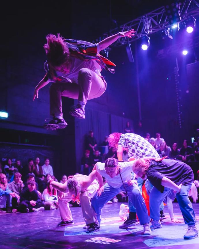 Break dance, vyžaduje fyzickou sílu a výdrž.
Break dance, vyžaduje fyzickou sílu a výdrž.