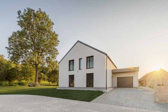 Špičkové fotovoltaické panely, vzduchotěsná konstrukce domu, účinná izolace nebo okna s trojitým zasklením. K tomu tepelná čerpadla a dostupný dotační program. Taková je cesta k levnému bydlení, které nabízí dokonalý komfort. Nechte se inspirovat!

