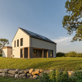 Špičkové fotovoltaické panely, vzduchotěsná konstrukce domu, účinná izolace nebo okna s trojitým zasklením. K tomu tepelná čerpadla a dostupný dotační program. Taková je cesta k levnému bydlení, které nabízí dokonalý komfort. Nechte se inspirovat!
