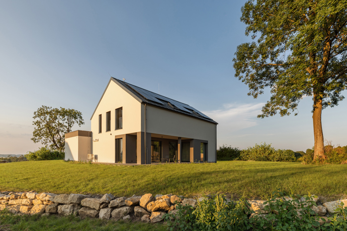 Špičkové fotovoltaické panely, vzduchotěsná konstrukce domu, účinná izolace nebo okna s trojitým zasklením. K tomu tepelná čerpadla a dostupný dotační program. Taková je cesta k levnému bydlení, které nabízí dokonalý komfort. Nechte se inspirovat!
