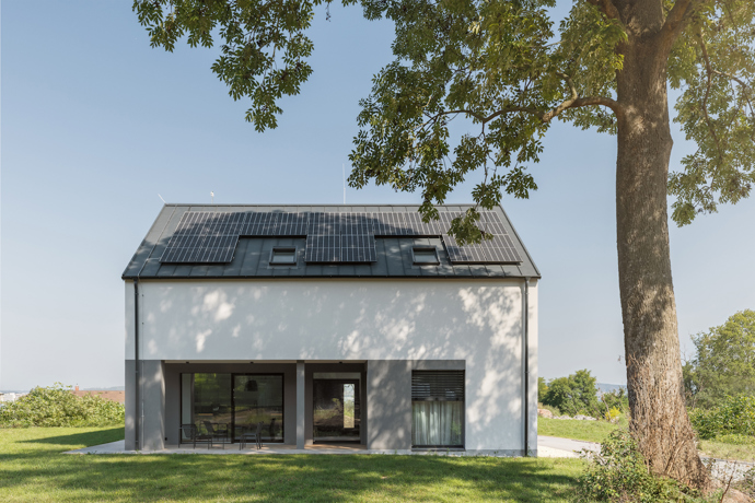 Špičkové fotovoltaické panely, vzduchotěsná konstrukce domu, účinná izolace nebo okna s trojitým zasklením. K tomu tepelná čerpadla a dostupný dotační program. Taková je cesta k levnému bydlení, které nabízí dokonalý komfort. Nechte se inspirovat!
