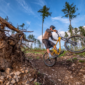 Vyzkoušejte třeba sjezd z vyhlášené skalní vyhlídky Klubačice nebo oboustranný přírodní trail s transfery po polních cestách mířící na zříceninu hradu Zubštejn.
