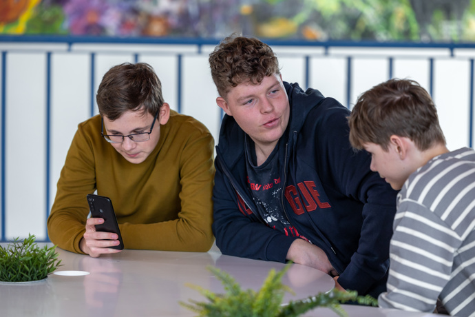 Nekonečný seriál Ulice sleduje dramatické příběhy několika rodin v sousedství
