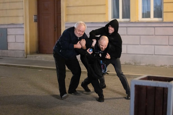 Nekonečný seriál Ulice sleduje dramatické příběhy několika rodin v sousedství
