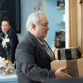 Nekonečný seriál Ulice sleduje dramatické osudy několika spřátelených rodin
